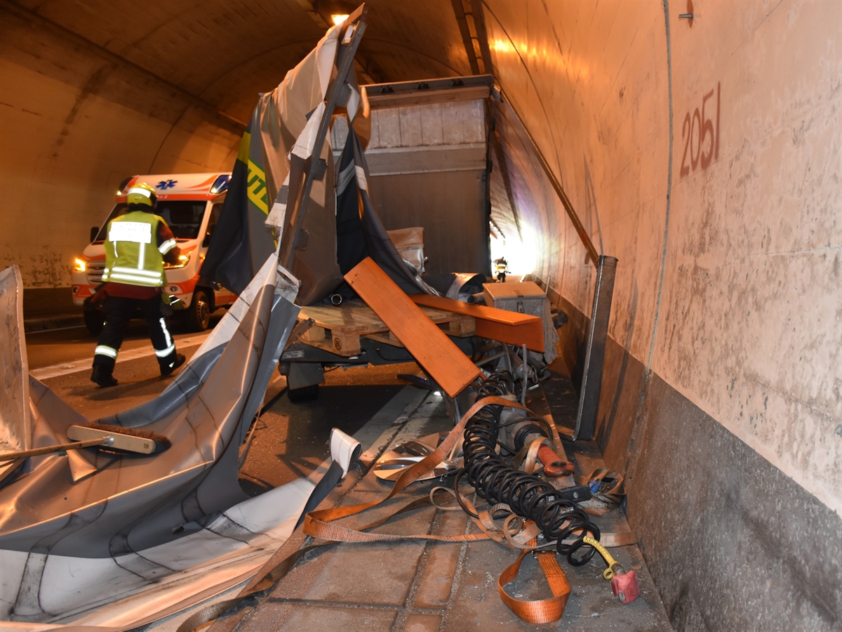 A13 Rothenbrunnen – Bonaduz nach Unfall im Tunnel Plazzas gesperrt: Verlorener Anhänger kollidiert mit Auto – Feuerwehren Chur und Thusis im Einsatz