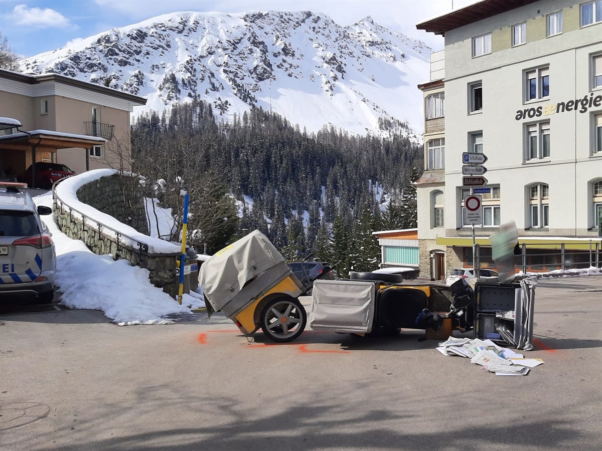 Pöstler in Arosa umgefahren: Autolenker (69) fährt unbeirrt weiter