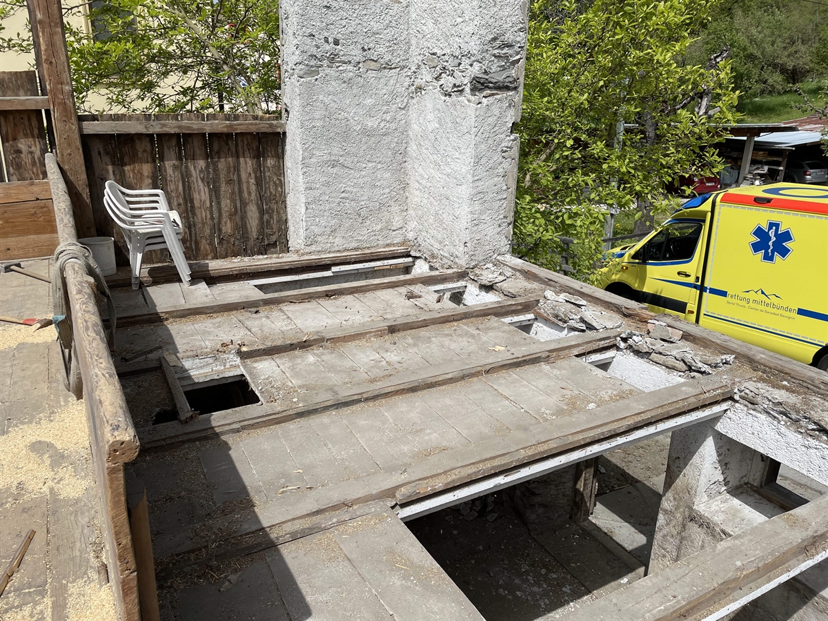 Rothenbrunnen: Zwischenboden von Stall bricht ein – Mit Knochenbrüchen ins Spital