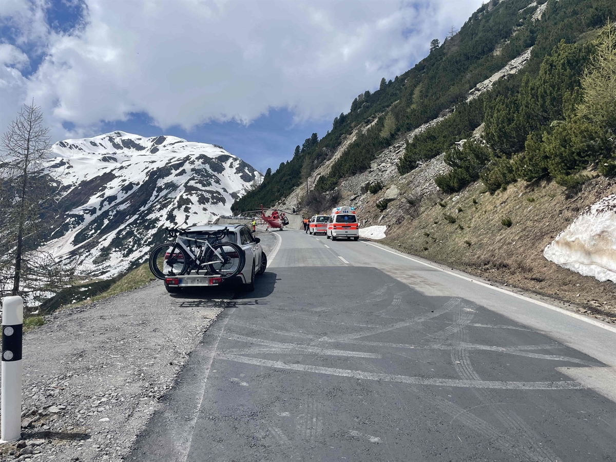 Unterengadin: Unfall in Susch – Beifahrerin auf Motorrad verletzt