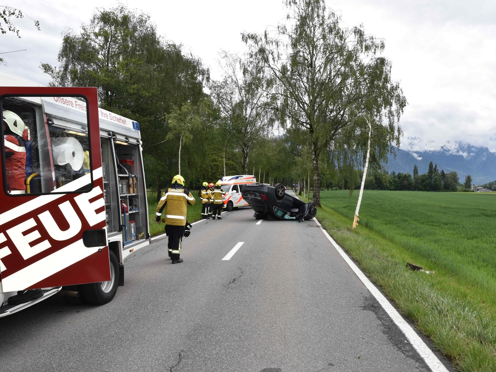 Maienfeld: Autolenkerin (72) kollidiert mit Bäumen und überschlägt sich