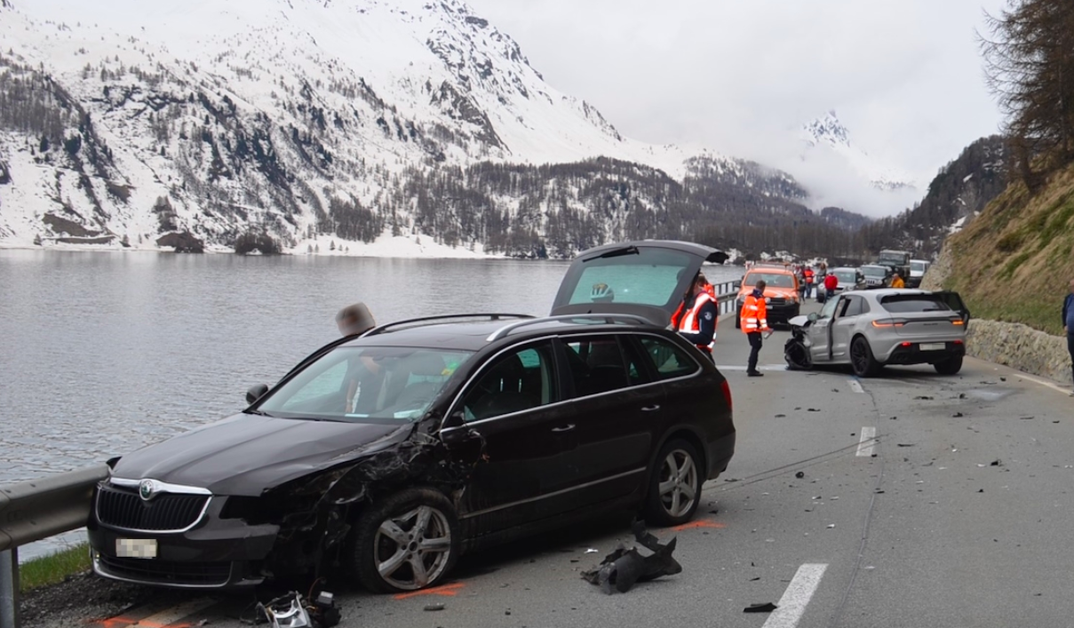 Unfall in Sils im Engadin: Heftige Kollision an Straße am Silsersee