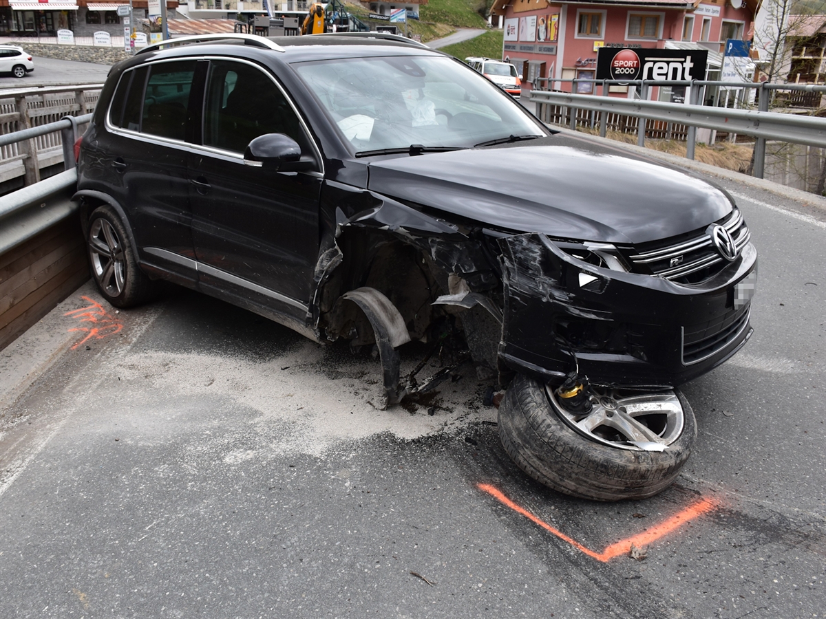 Selbstunfall in Samnaun: Automobilistin kollidiert mit Brückengeländer