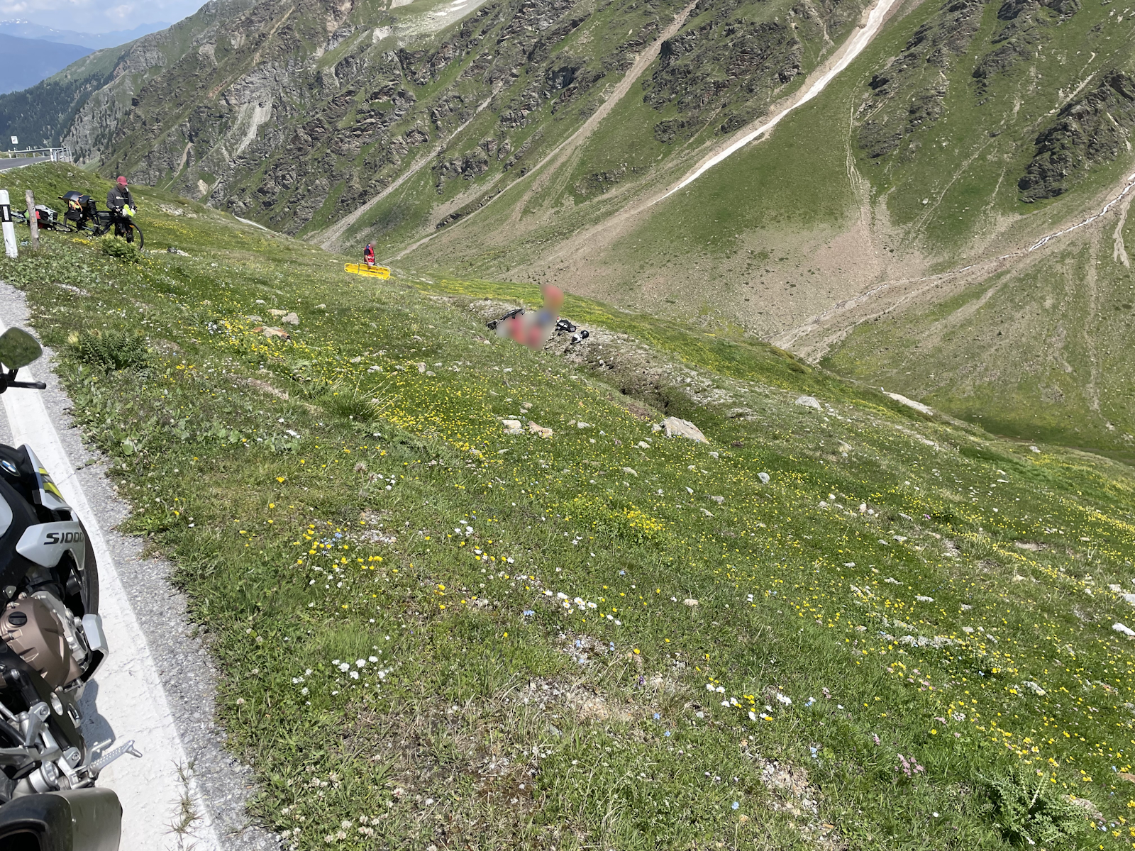 Motorradunfall in Sta. Maria im Münstertal (Val Müstair): In Kurve gestürzt