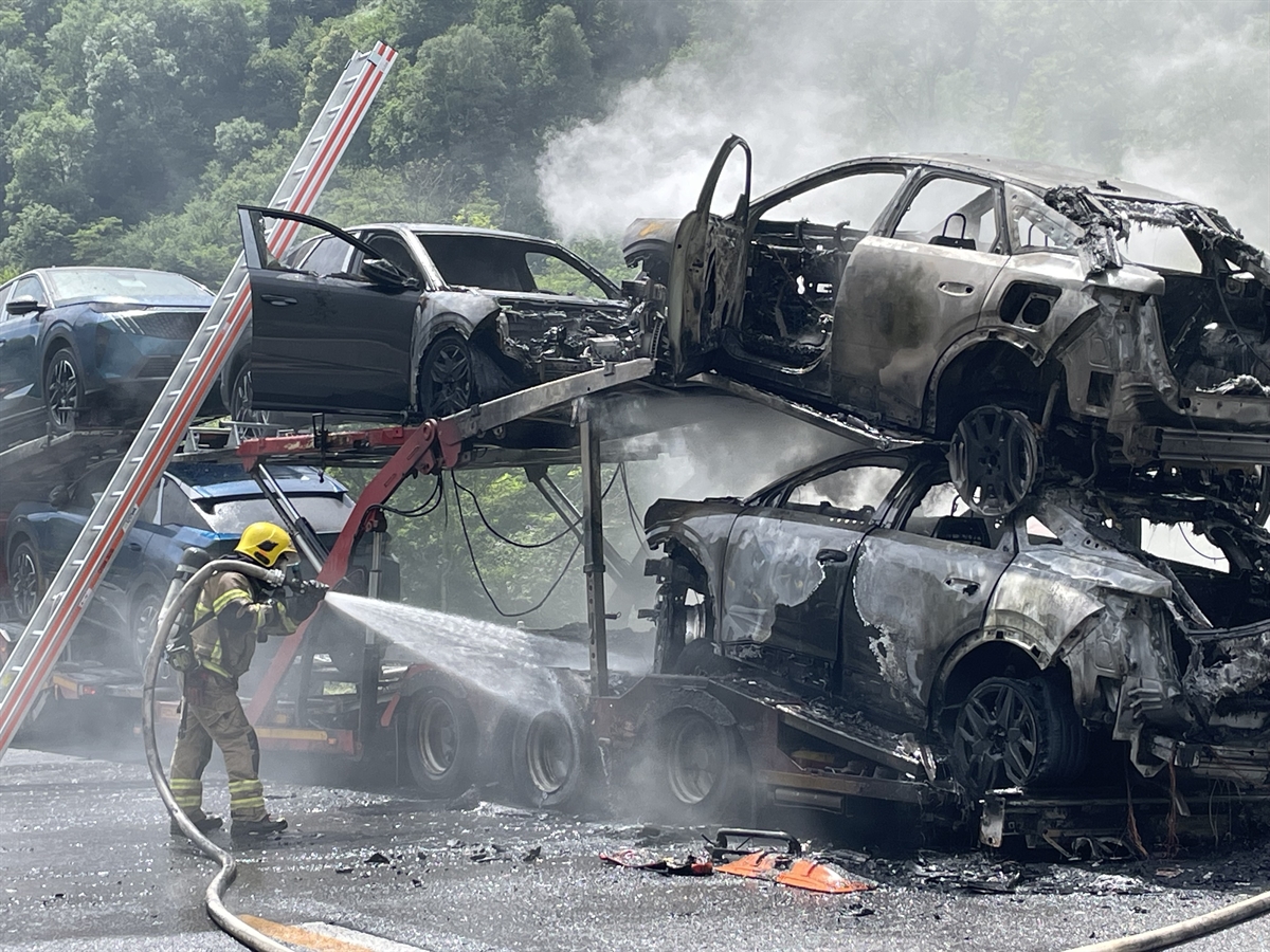Sowaz (Soazza): Brand von Autotransporter