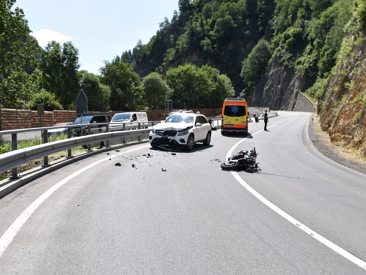 Disentis: Motorrad kollidiert mit Auto