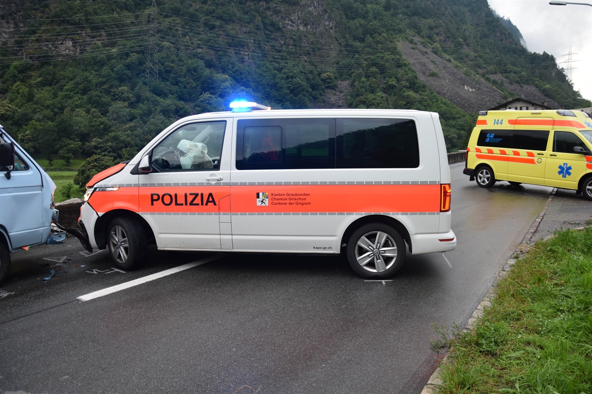 Puschlav: Mann (25) will Straßenblockade durchbrechen – Polizist in Brüsc (Brusio)verletzt und Polizeifahrzeug beschädigt