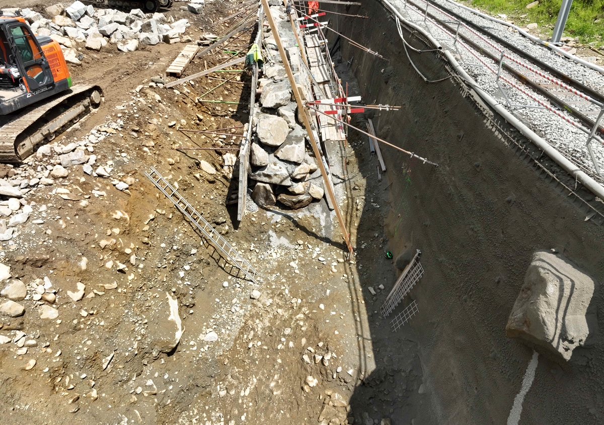 Puschlav: Arbeiter stürzt in Brüsc (Brusio) von Steinmauer – Rega im Einsatz