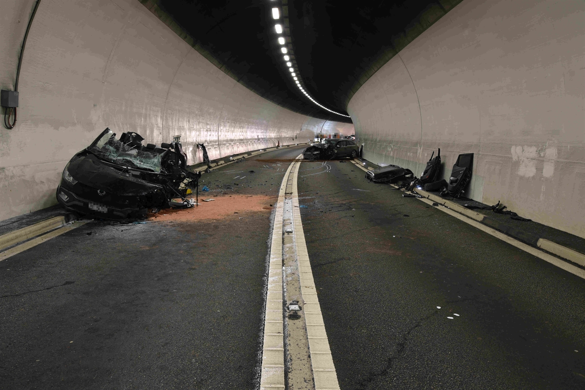 Zillis: Frontalzusammenstoß in Tunnel