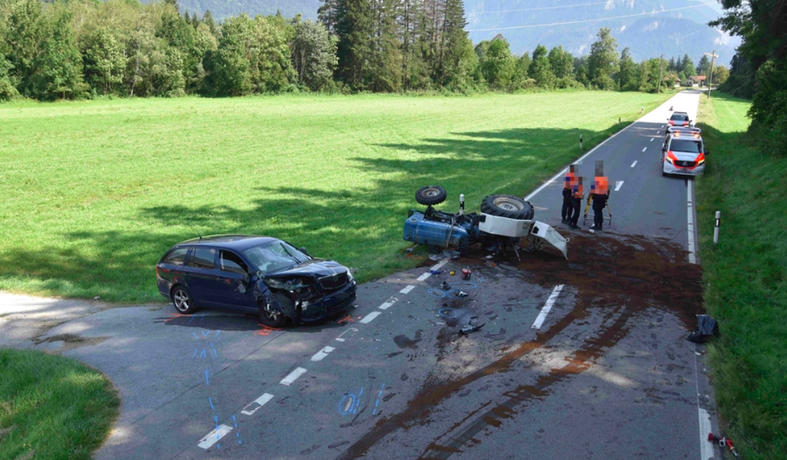 Cazis: Traktor und Auto stoßen zusammen