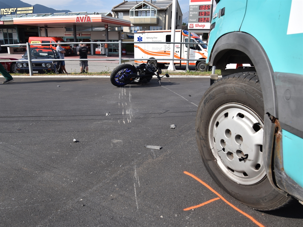 Trimmis: Motorrad kollidiert mit Lieferwagen