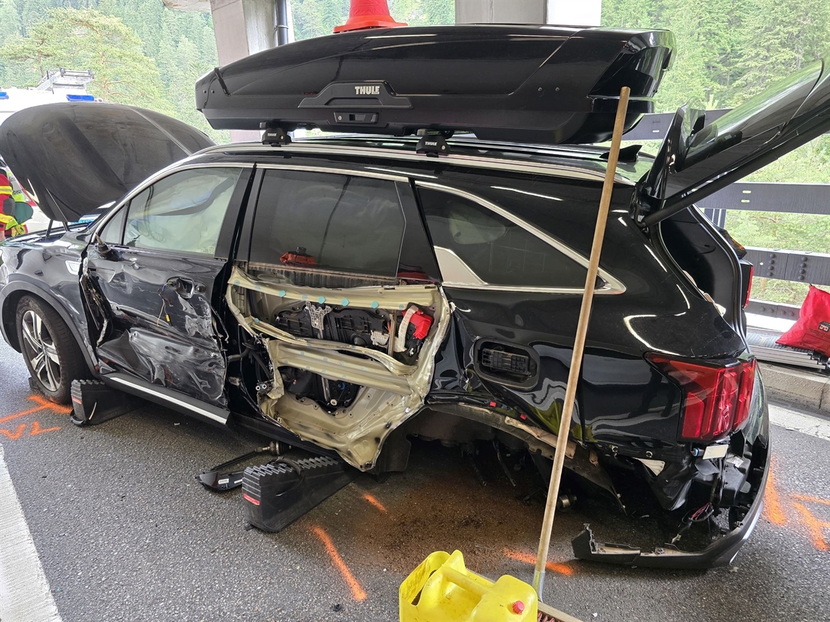 Unfall auf der A13, Rongellen: Heftige Streifkollision, Leichtverletzte und hoher Sachschaden