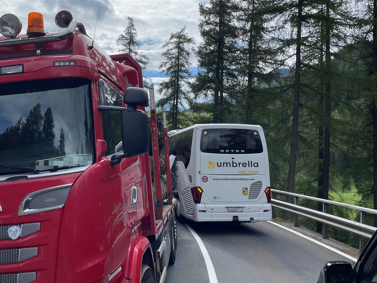 Marmorera: Streifkollision – Julierstraße gesperrt – 50.000 Franken Sachschaden an einem Fahrzeug, am anderen 500 Franken