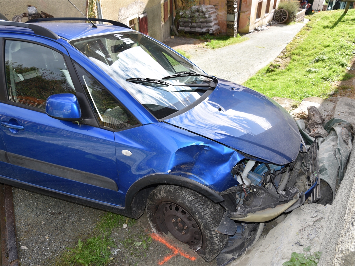 Unfall in Masein: Frau (58) kollidiert an Unterdorfstraße mit Stallmauer