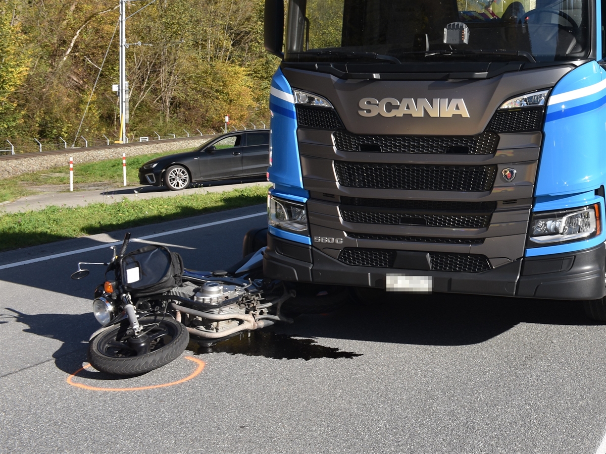 Luzein: Motorrad kollidiert mit Lastwagen