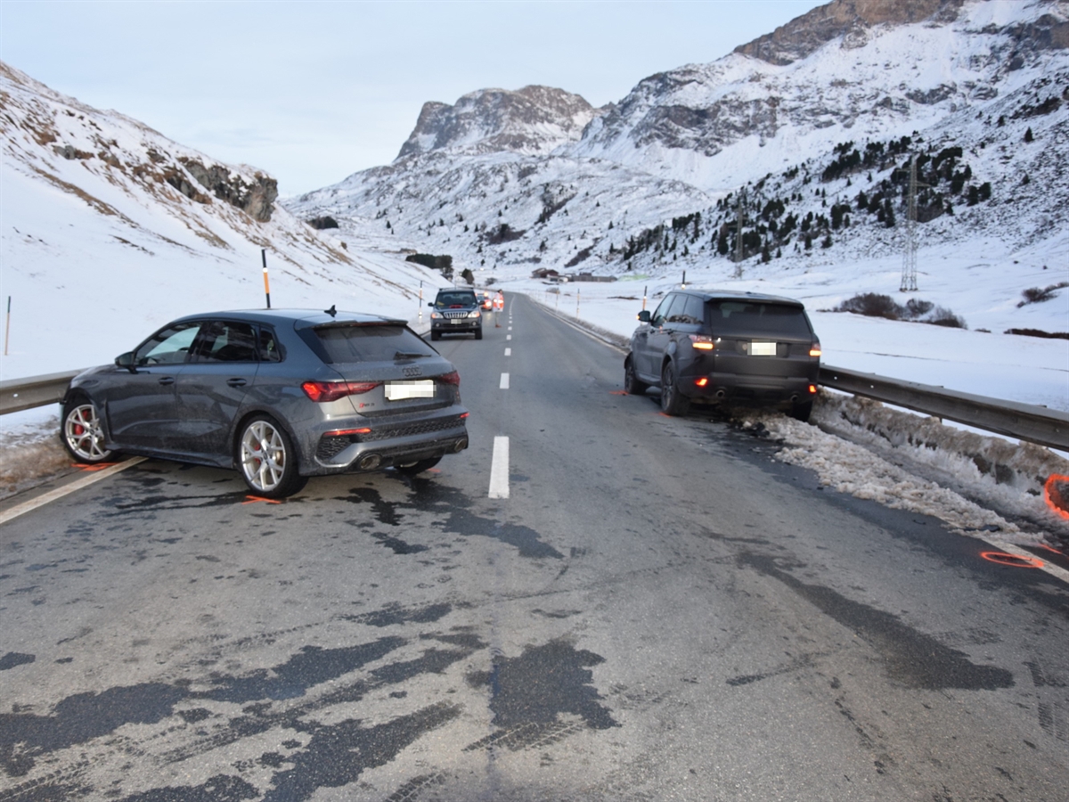 Bivio: Automobilist übersieht anderes Auto +++ Alkoholgeruch – beim Unfallopfer