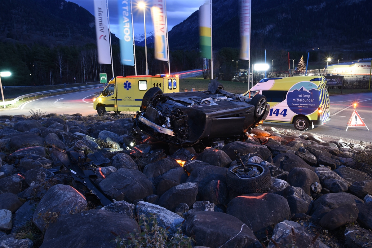 Unfall bei Kreisel von Autobahnraststätte in Thusis: Bei Selbstunfall auf Dach gelandet