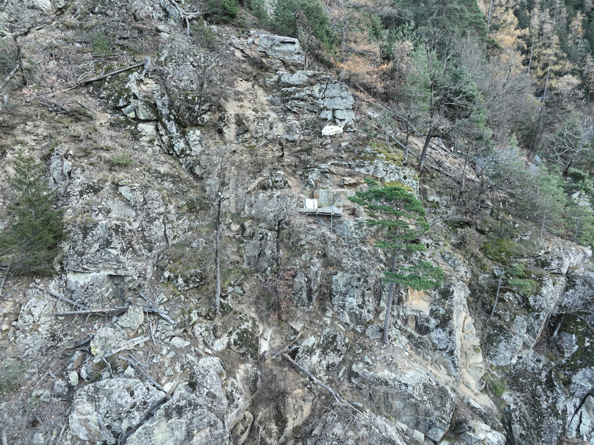 Arbeitsunfall in Brüsc (Brusio): Felsen hinuntergestürzt – Rega im Einsatz