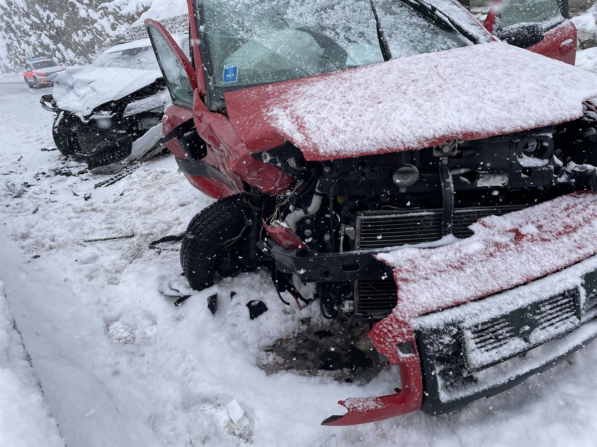 Unfall in Maloja: Frontalkollision fordert drei Verletzte