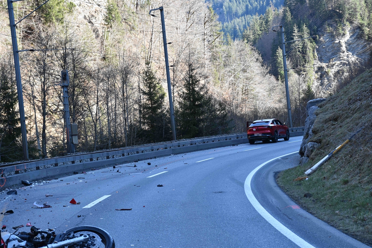 Schwerer Unfall in Fideris: Motorradfahrer stirbt noch auf Unfallstelle – Zeugenaufruf der Kantonspolizei Graubünden