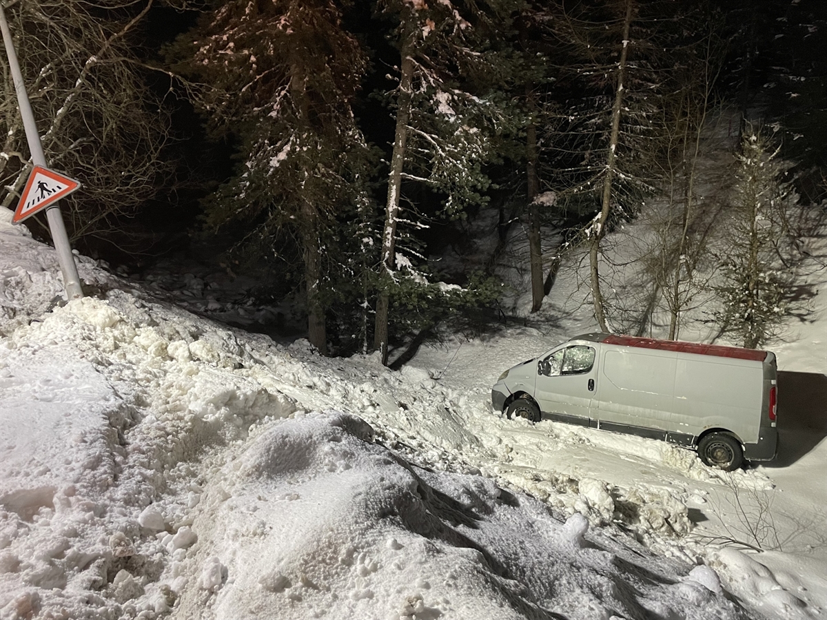 Unfall wegen Zigarettenschachtel in St. Moritz: Totalschaden nach Selbstunfall