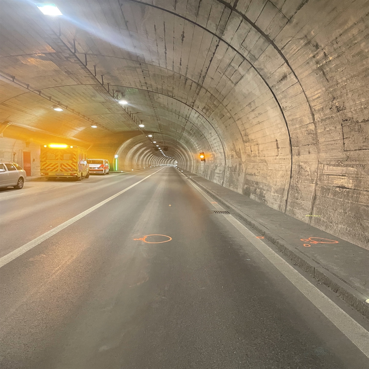 Unfallflucht im Landwassertunnel: Bergvelo-Lenkerin von Auto gestriffen