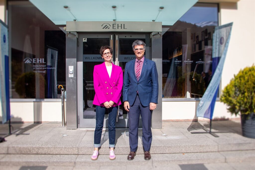 Regierungspräsident Marcus Caduff begrüsst die St. Galler Regierungspräsidentin Susanne Hartmann in Passugg