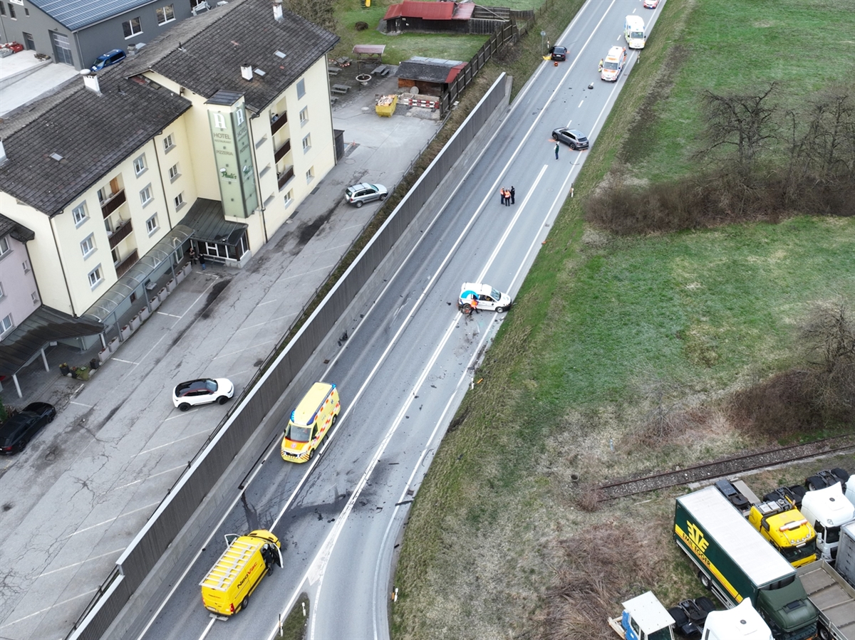 Unfall mit 4 Fahrzeugen in Schiers: Automobilist kommt auf Gegenfahrbahn