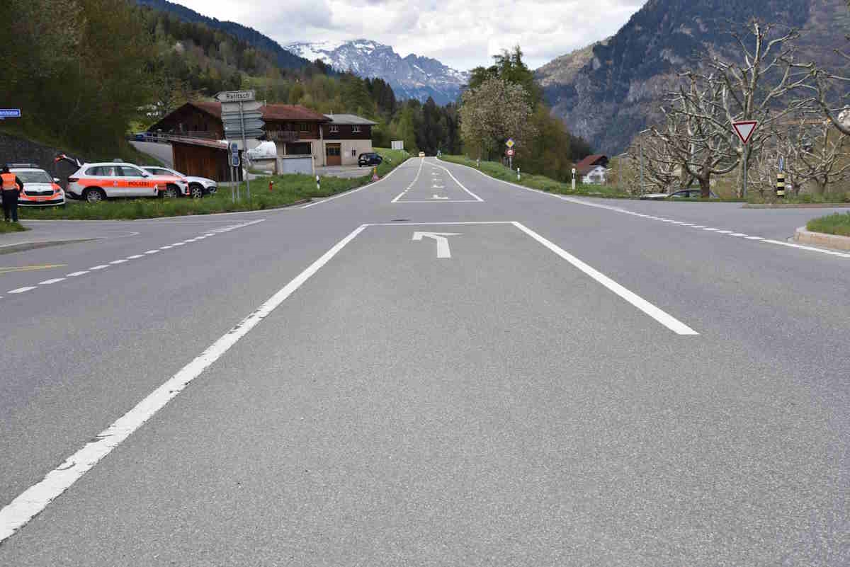 Unfall in Cazis: Kollision zwischen Motorrad und Töffli – zwei leicht Verletzte