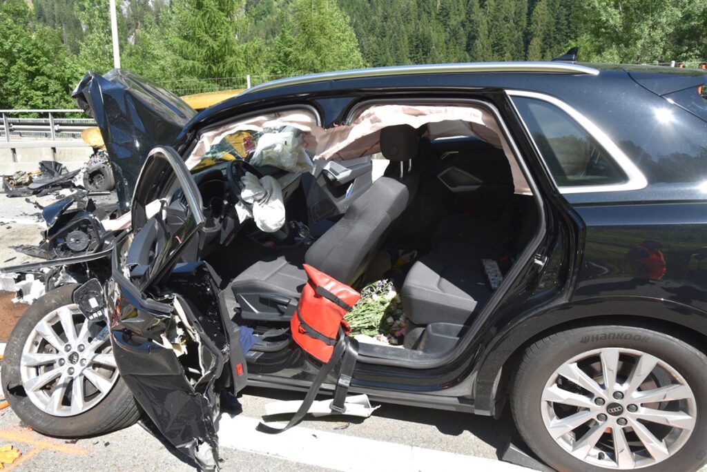 Das total zerstörte Auto der Frau
