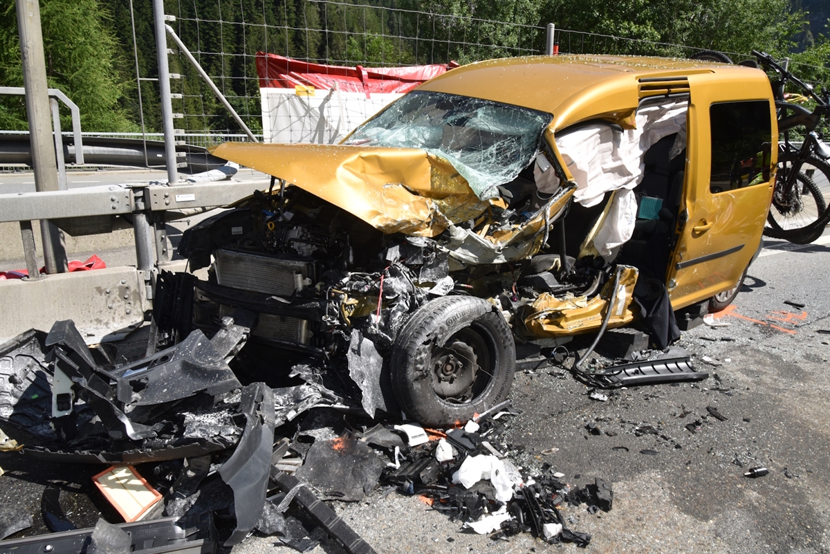 Schwerer Unfall auf A13 Höhe Rongellen: Rega im Einsatz