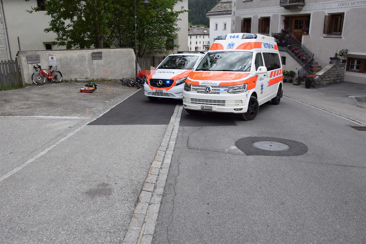 La Punt-Chamues-ch: Rennvelofahrer bei Selbstunfall schwerverletzt +++ Rega im Einsatz
