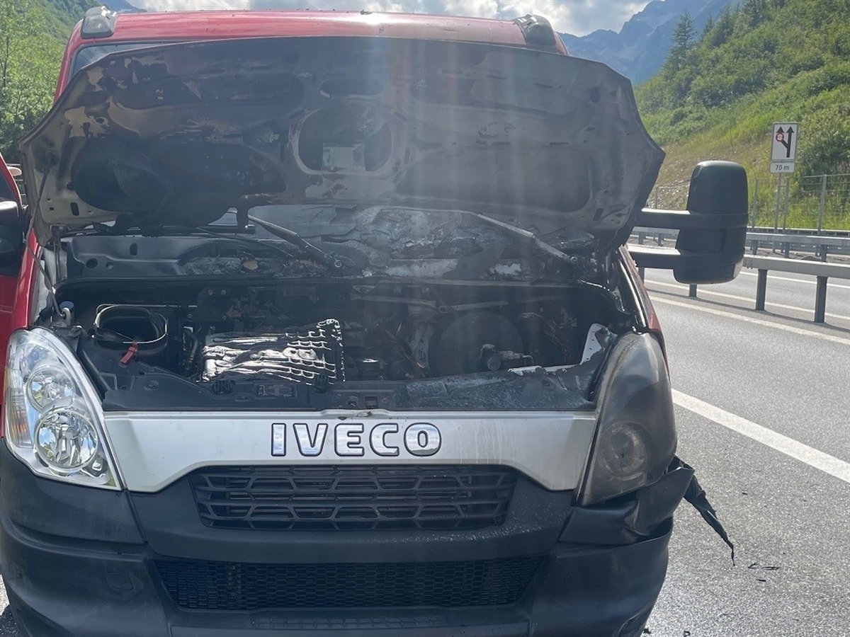 Hinterrhein: Fahrzeugbrand auf der A13
