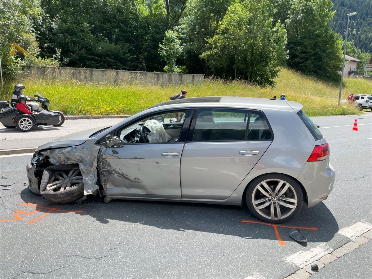 Unfall im Bergell: Mißglücktes Überholmanöver beschädigt Dieseltank in Stampa