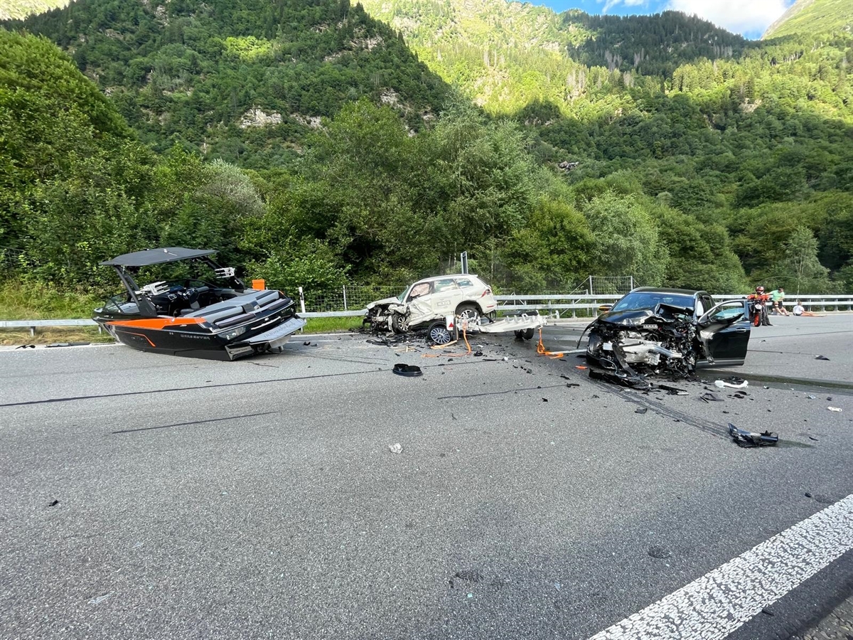 Schwerer Unfall im Misox: Straße 5 Stunden lang gesperrt