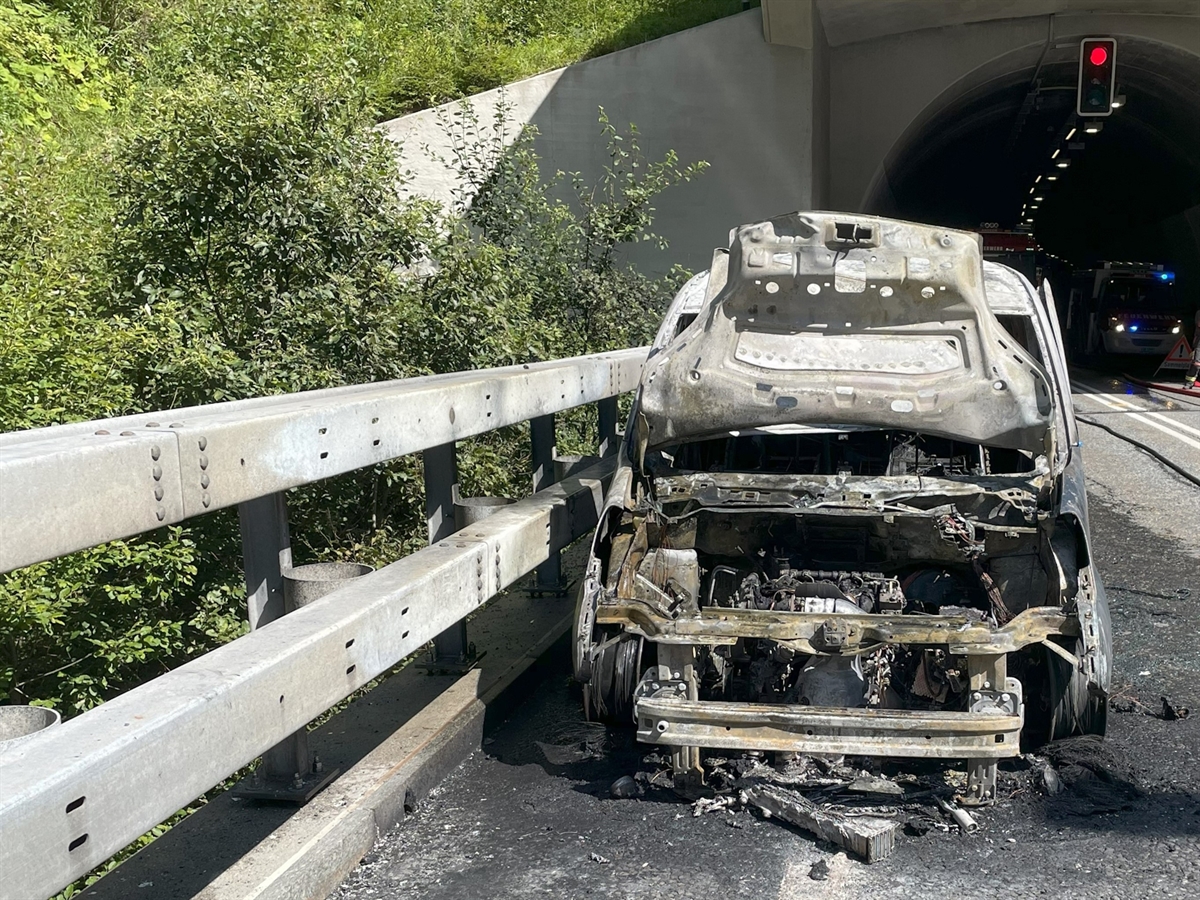 Sufers: Fahrzeugbrand auf der A13