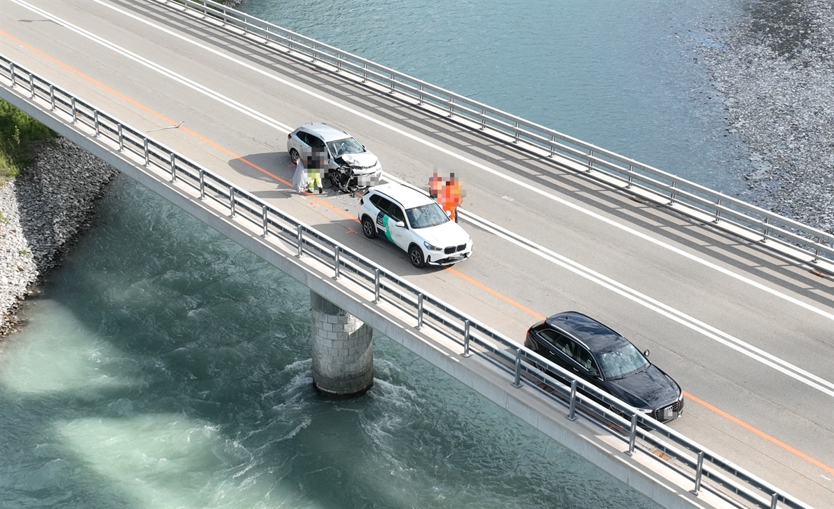 Unfall auf Brücke in Bonaduz: Auffahrkollision zwischen drei Autos