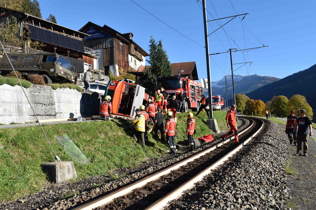 Unfall bei RhB-Bahngleisen in Klosters: Motorkarren kollidiert mit Mauer