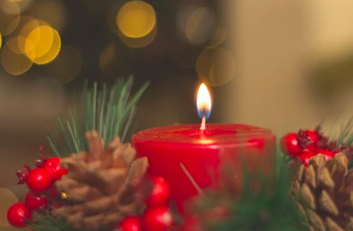 Adventsfenster in Cazis: Beleuchtete und dekorierte Fenster ab dem 1. Dezember