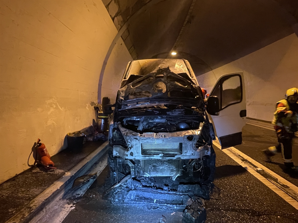 Brand in Zillis: Lieferwagen brennt  im Tunnel vollständig aus