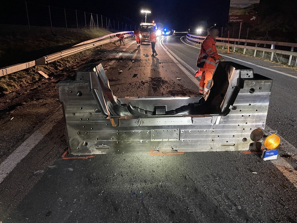 Unfall in Splügen mit großem Sachschaden: Sattelschlepper verliert tonnenschwere Ladung