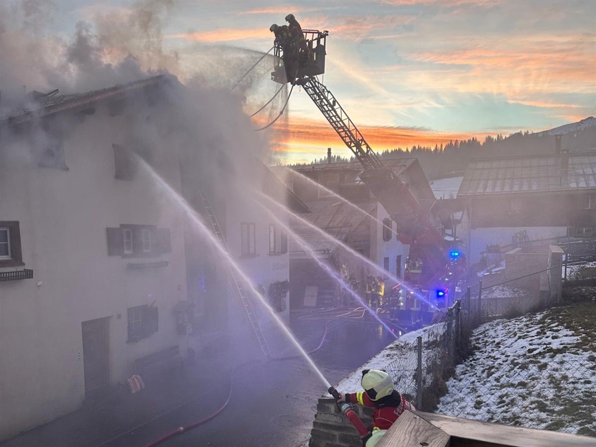Feuerwehreinsatz in Flims: Wohnhaus bei Brand total beschädigt