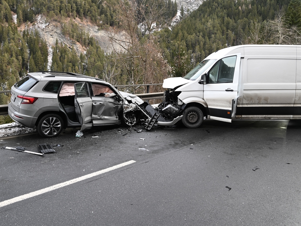 Unfall in Sils im Domleschg: Kollision mit drei Verletzten