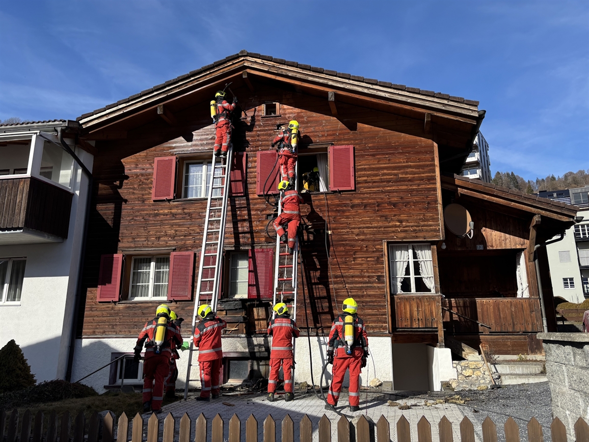 Feuerwehreinsatz in Grüsch: Brand an Hausfassade