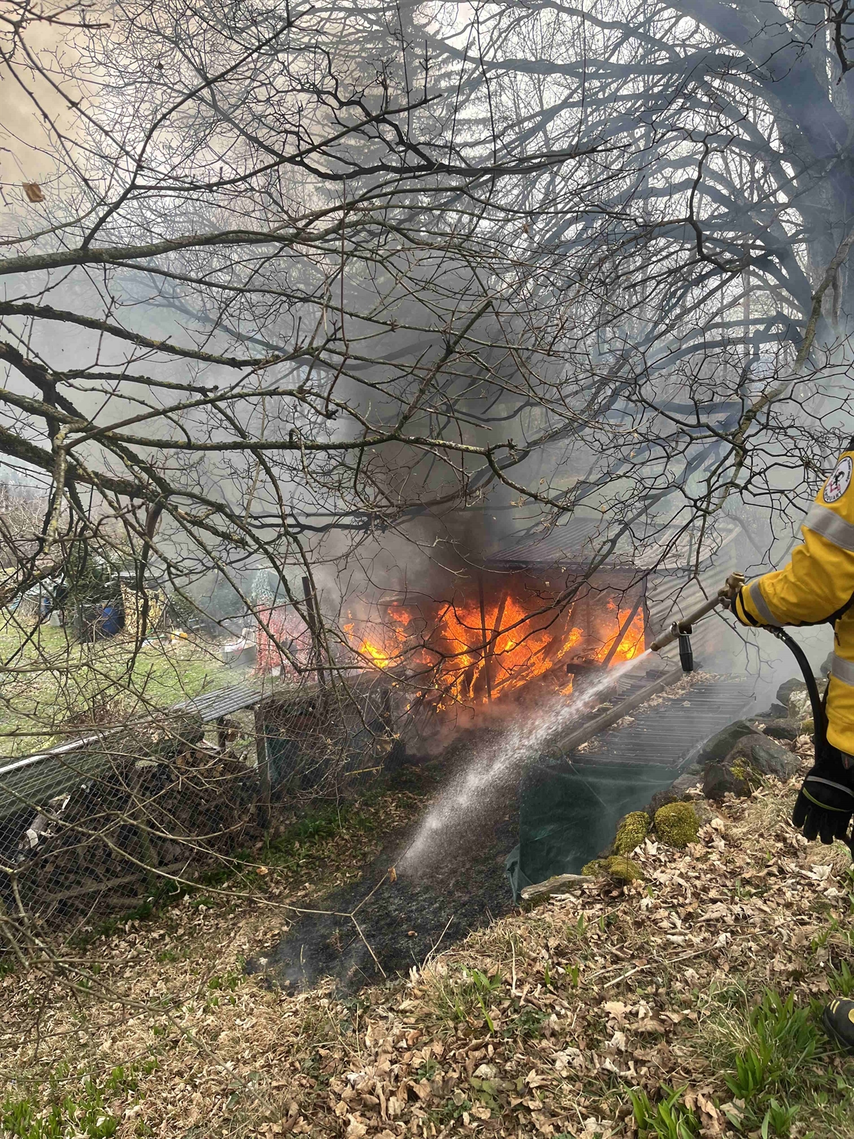 Feuerwehreinsatz in Malans: Blechunterstand und Traktor durch Brand zerstört