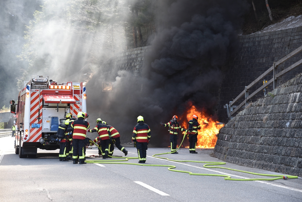Autobrand auf A13 in Rongellen: Personenwagen komplett ausgebrannt