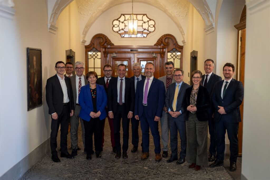Die beiden Regierungsdelegationen im Regierungsgebäude in Chur.