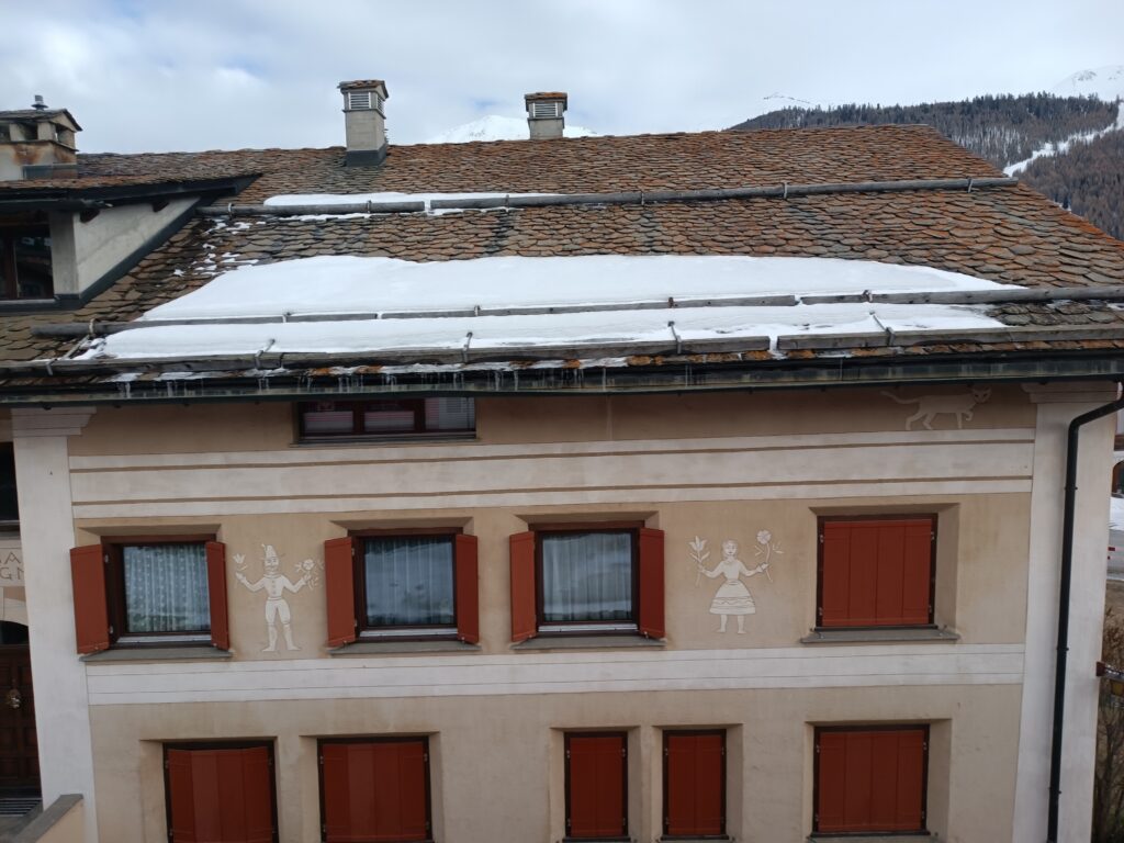 Typische Engadiner-Häuser in Zuoz