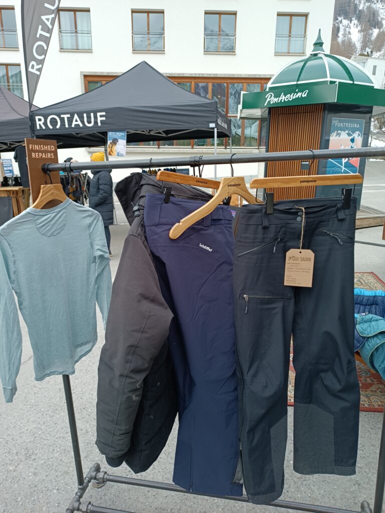 Zu reparierende Bergbekleidung wartet darauf, genäht zu werden.