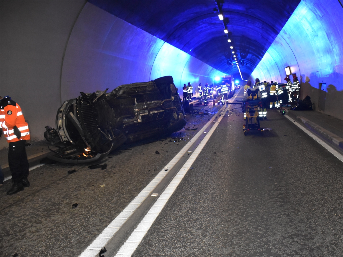 Schwerer Unfall in Trin: Frontalkollision in Tunnel +++ Schwerverletzte (19) mußte mit Brechwerkzeug aus Auto befreit werden